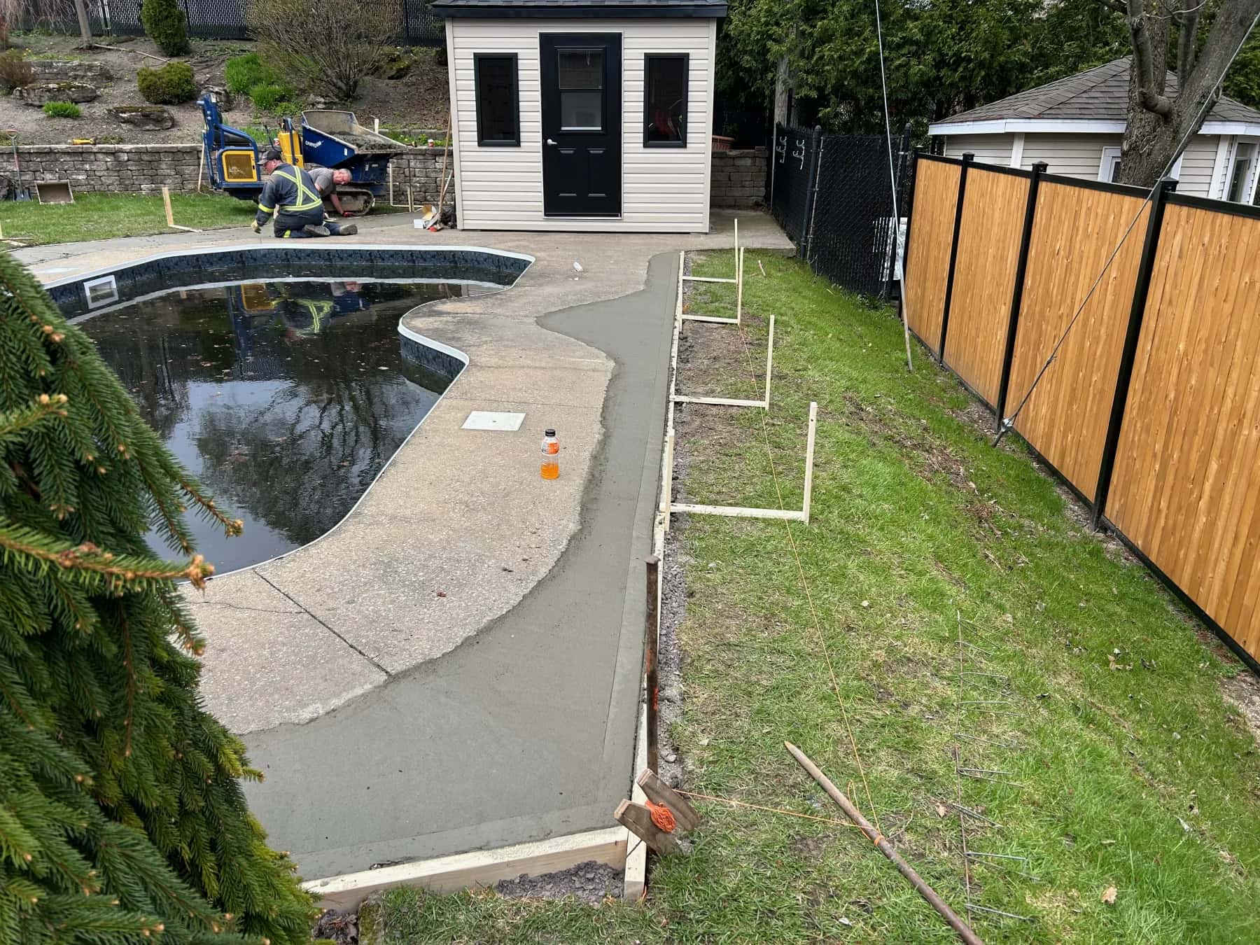 Travaux de drainage et de préparation de terrain autour d’une piscine résidentielle