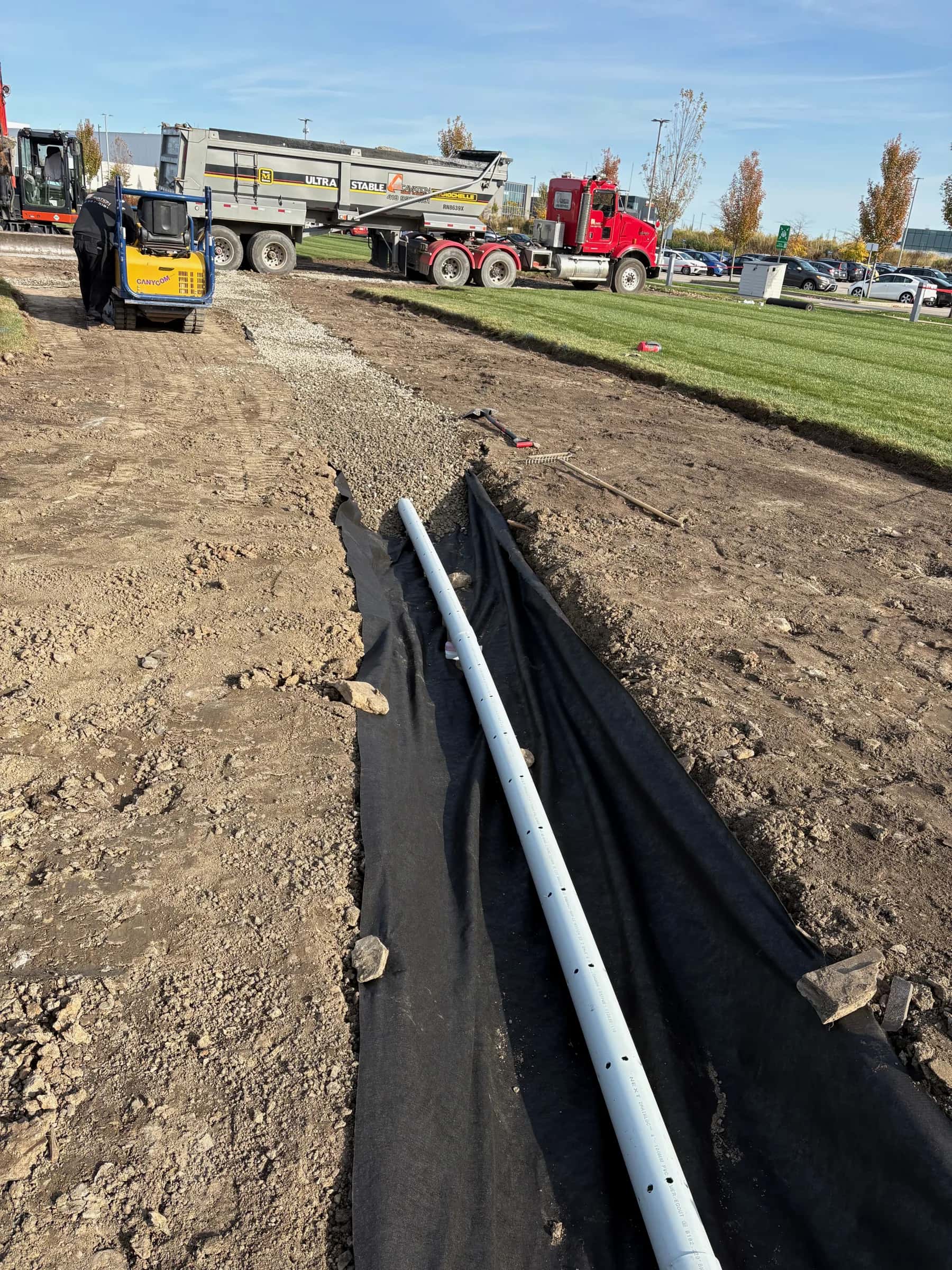 Conduite de drainage installée dans une longue tranchée