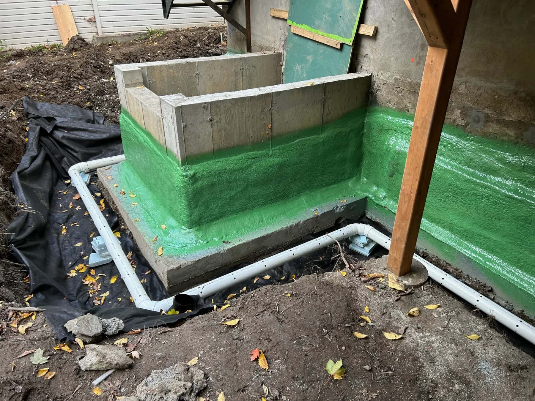 Membrane d’imperméabilisation et drain installés autour d’une fondation